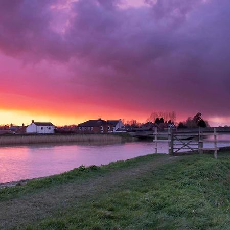 Riverbank Guest House Wiggenhall Saint Germans Exterior foto